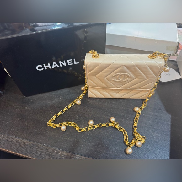 Chanel cream color Crossbody Bag with Chain Strap - Picture 1 of 9